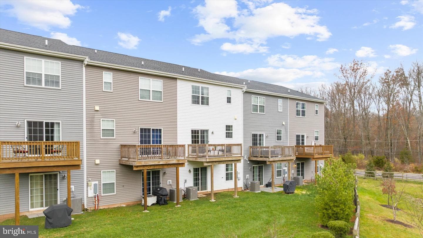 105 Edgewater Court photo 28