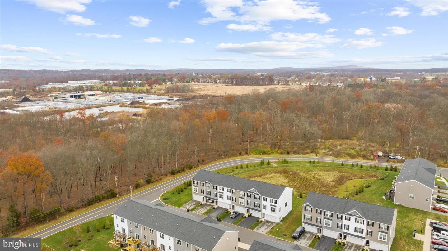 105 Edgewater Court photo 31