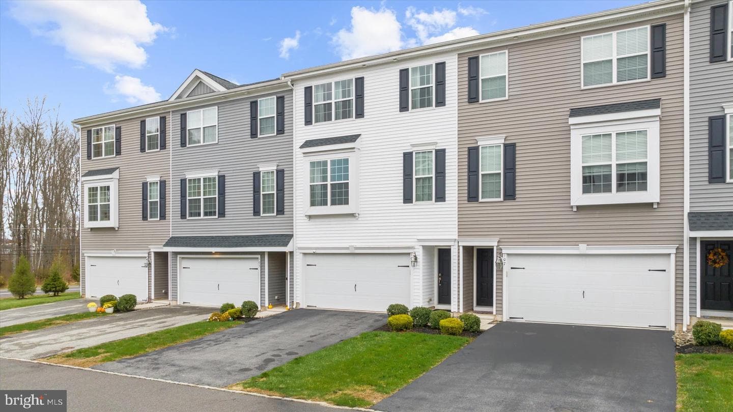 105 Edgewater Court photo 32