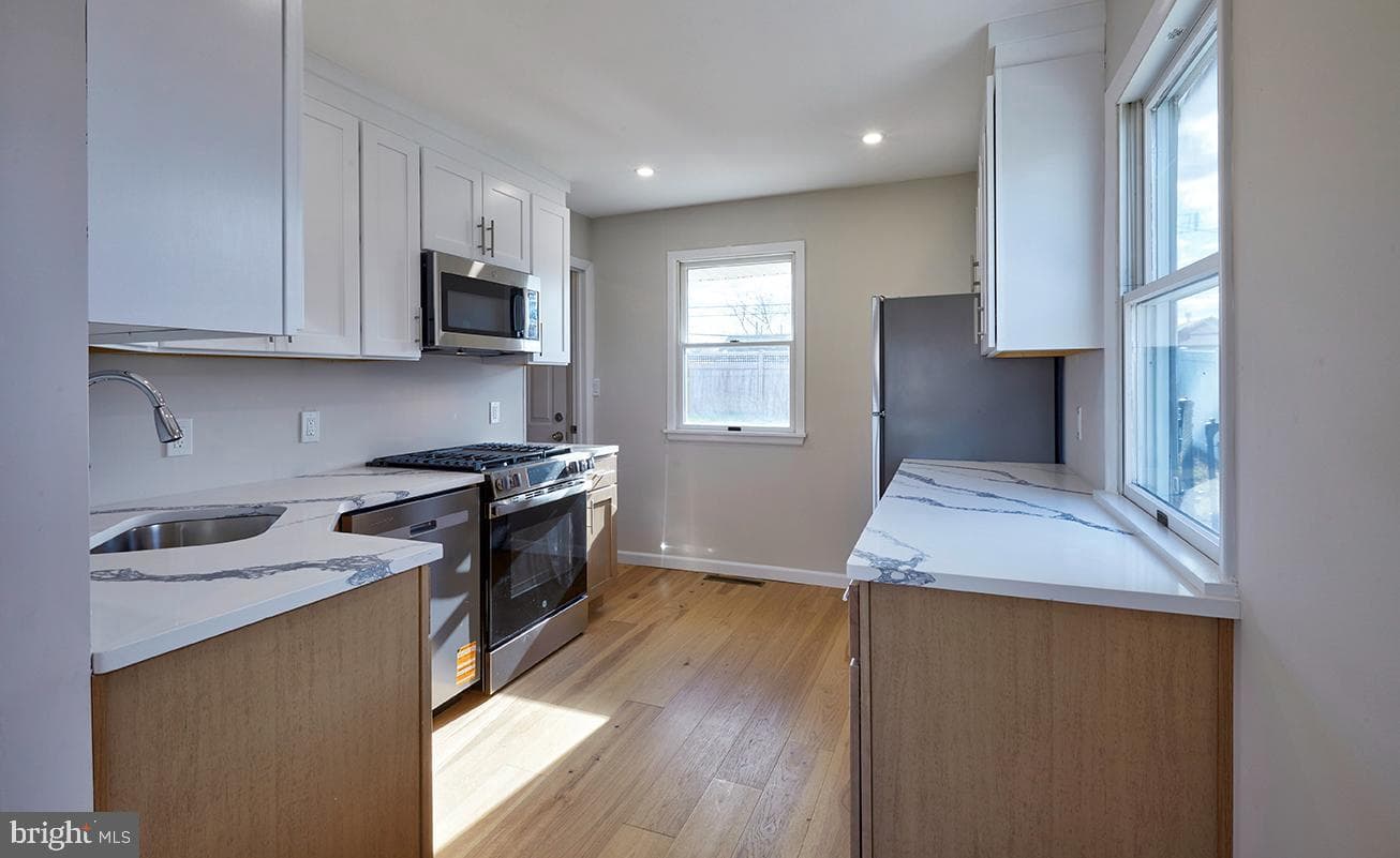 2727 Berwyn Road photo 9