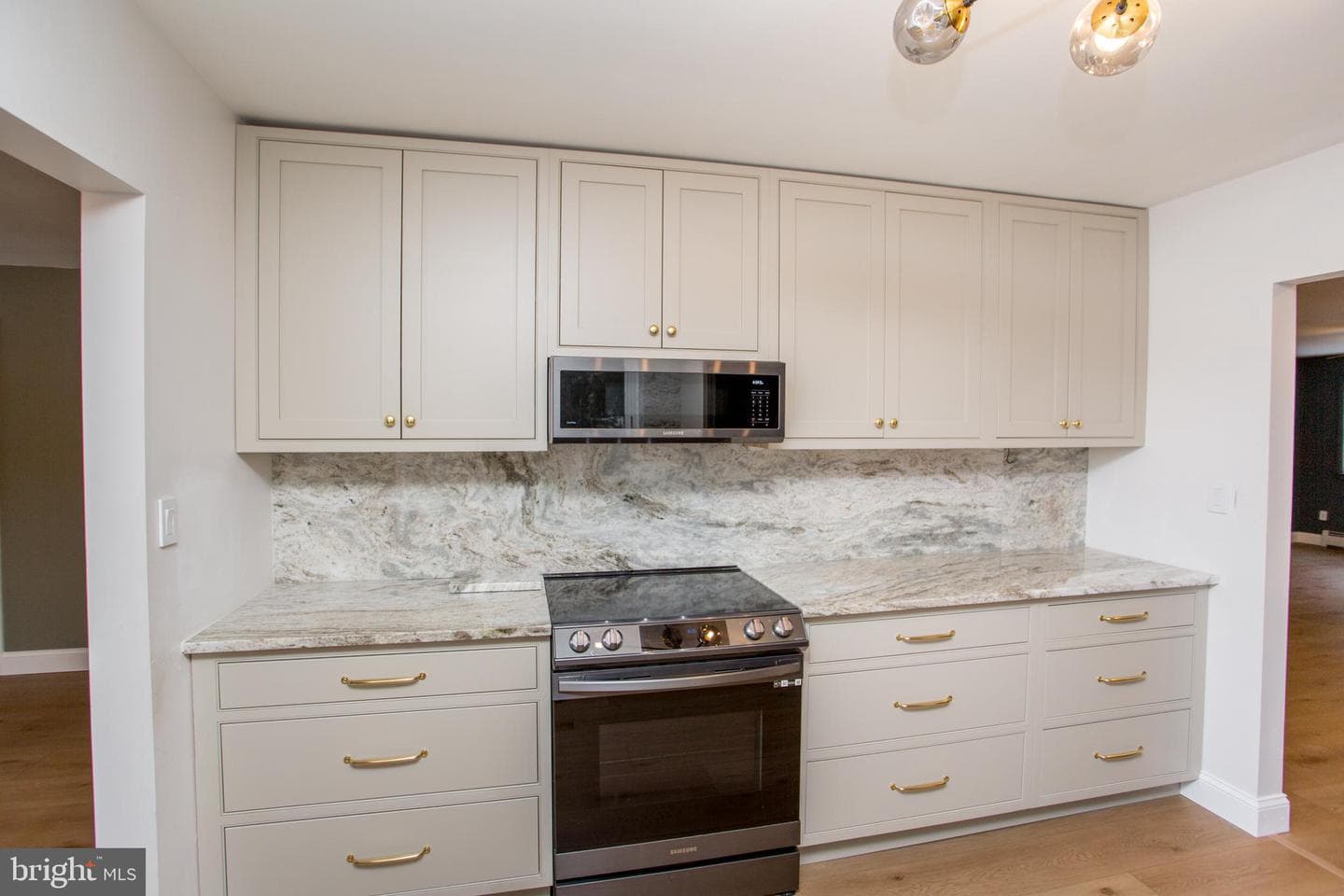 527 Lexington Avenue photo 3