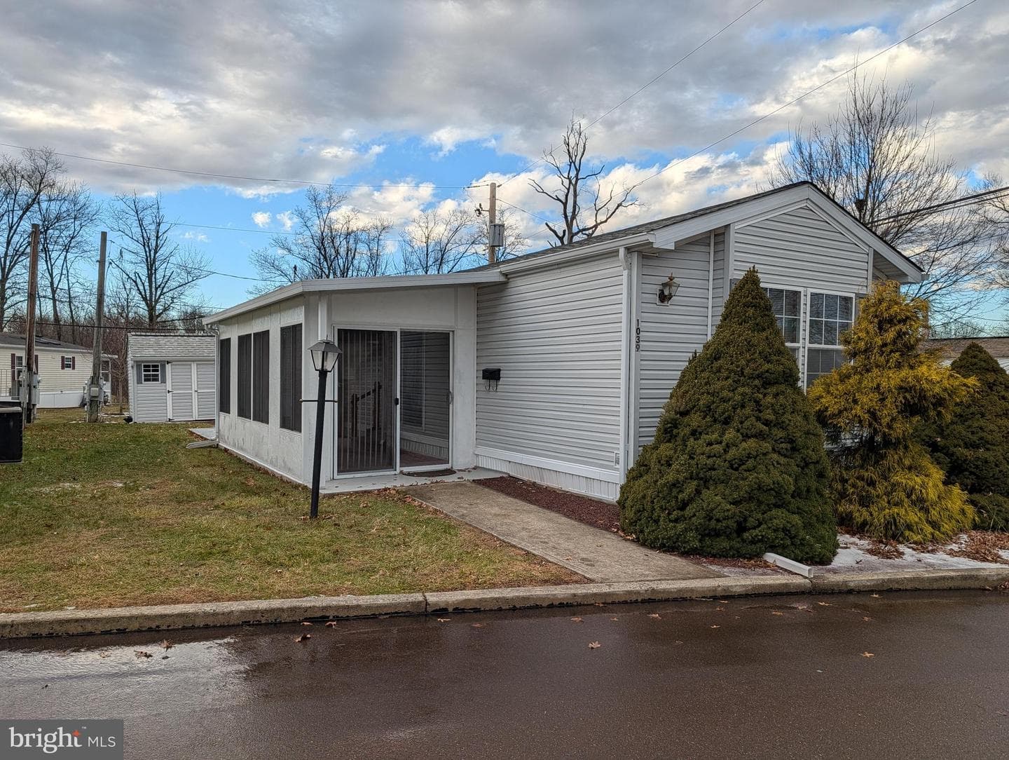 1039 Pine Circle photo 2