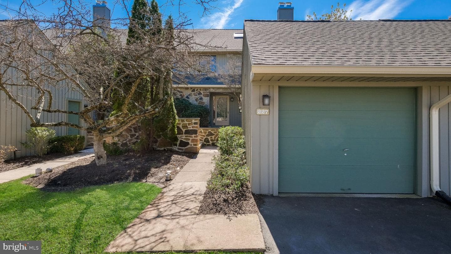 227 Yellow Springs Court photo 2