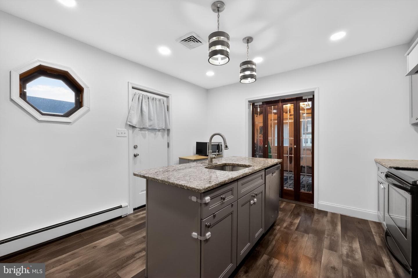 909 Third Avenue photo 14