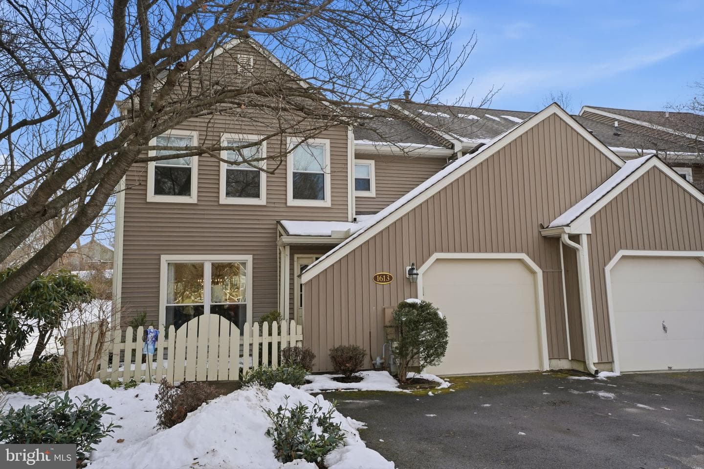1613 Lakeview Circle photo 2