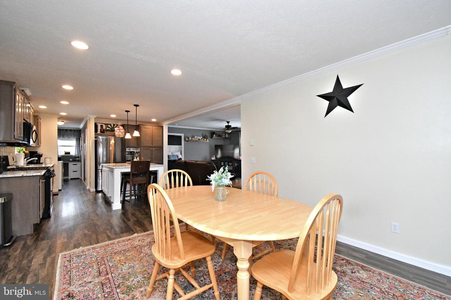 233 Hemlock Drive photo 11