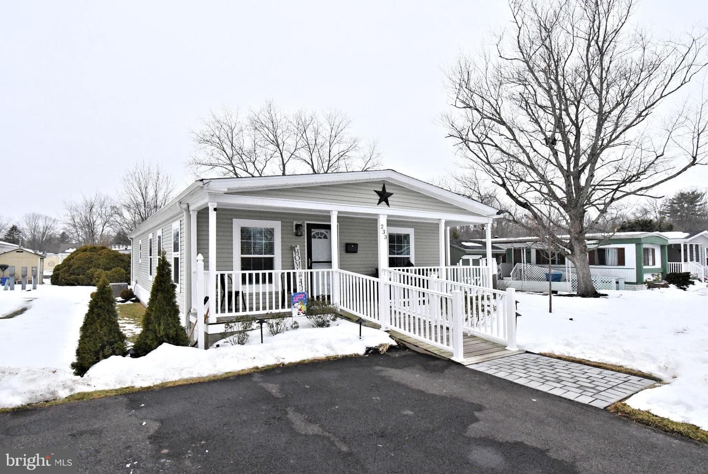 233 Hemlock Drive photo 2