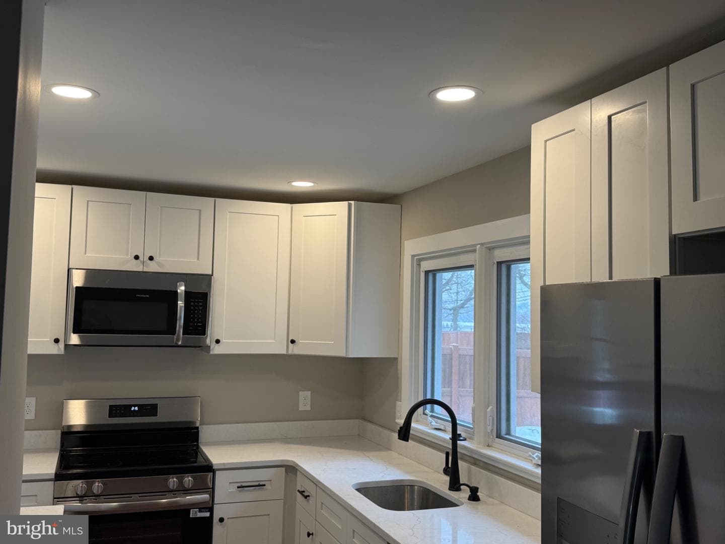 1420 S Pleasant Drive photo 3