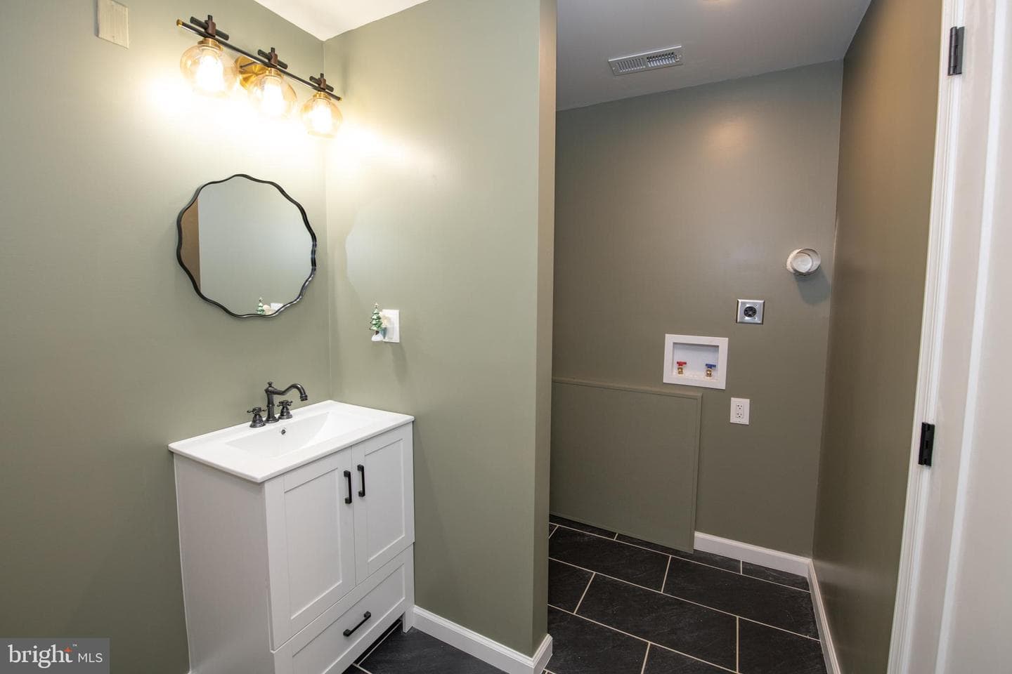 30 Mistletoe Lane photo 19