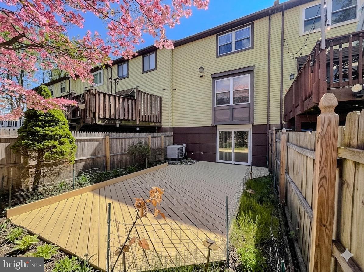 1009 Burnley Court photo 2