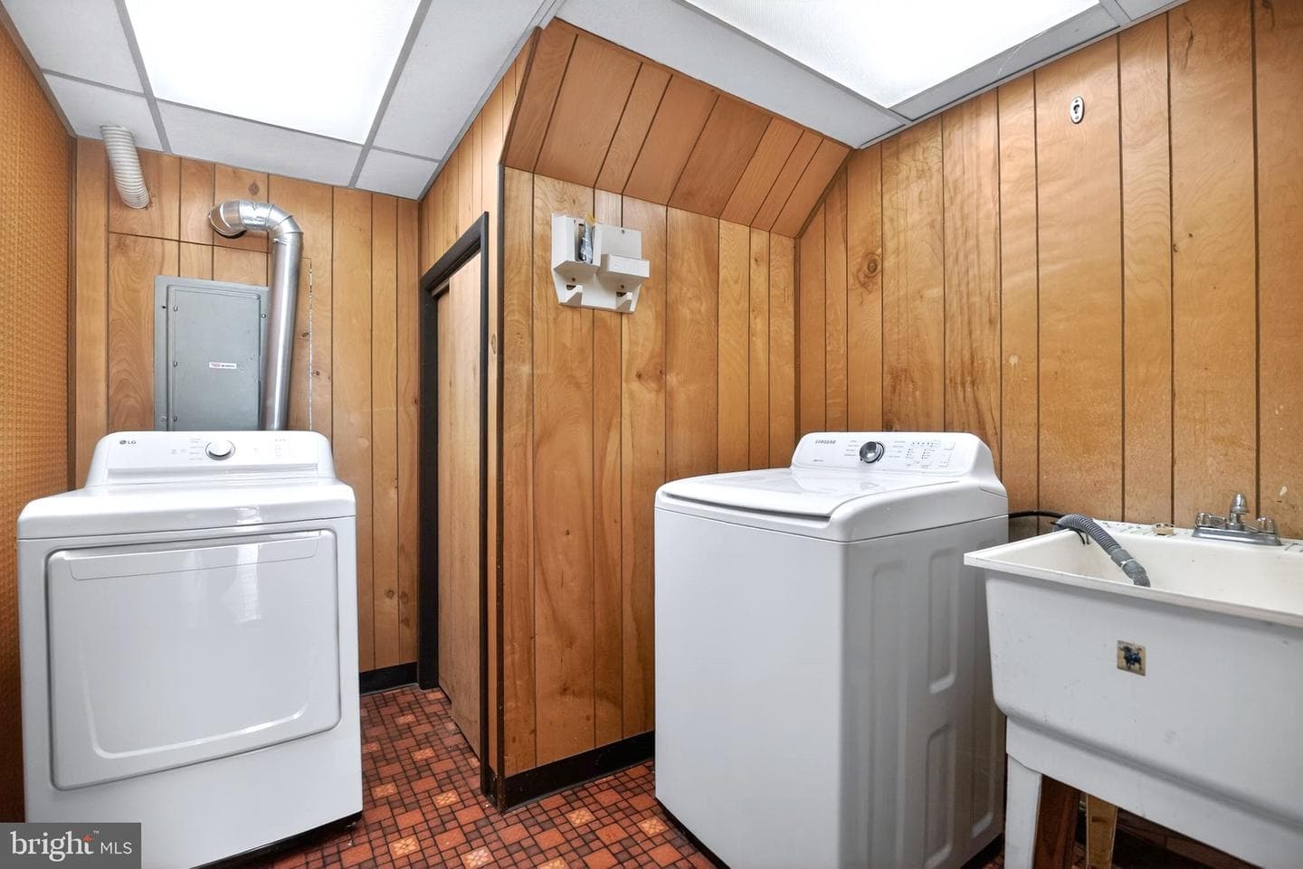 1009 Burnley Court photo 25