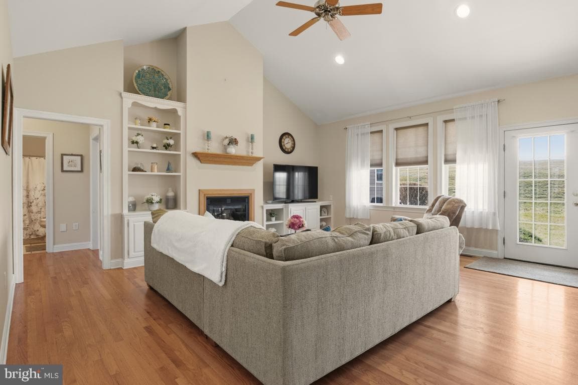 1525 Gateway Drive photo 3