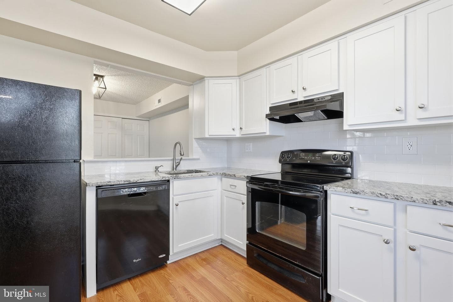 2014 Barry Court photo 8