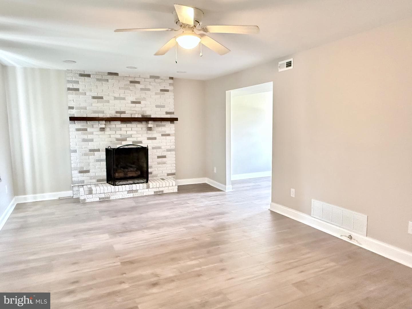 988 Baxter Avenue photo 3