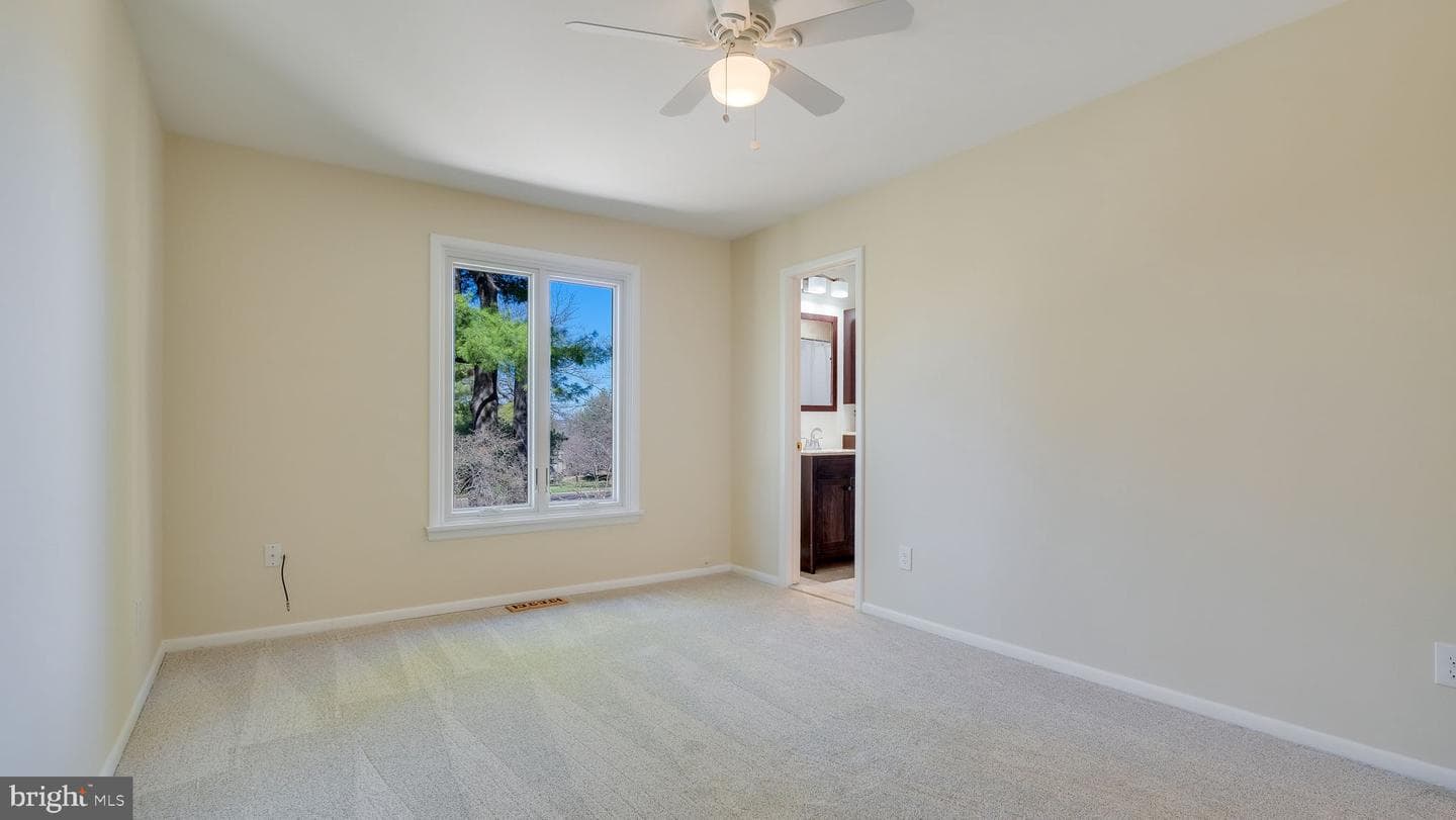 11 Eden Roc Street photo 33
