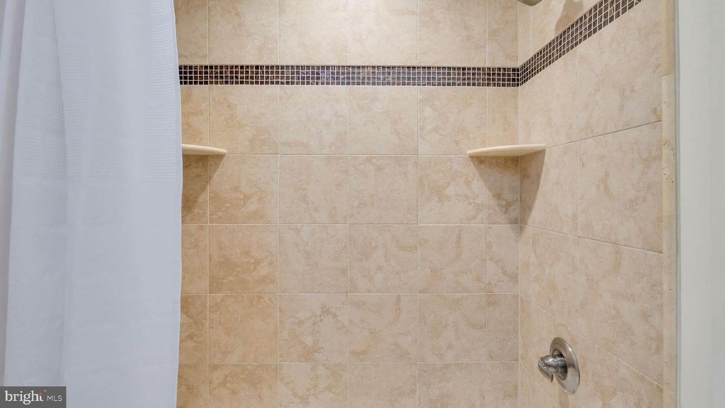 11 Eden Roc Street photo 35