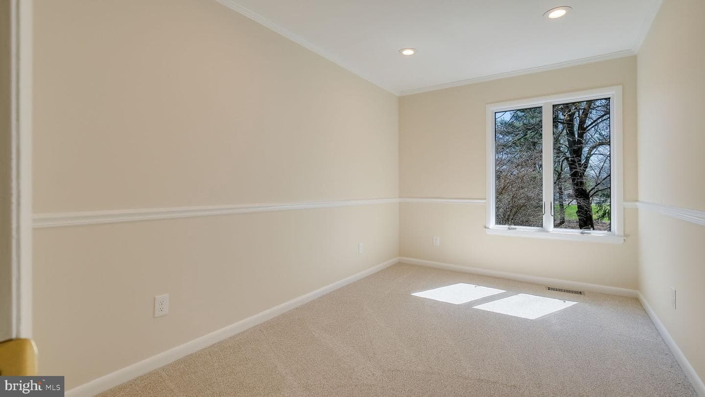 11 Eden Roc Street photo 36