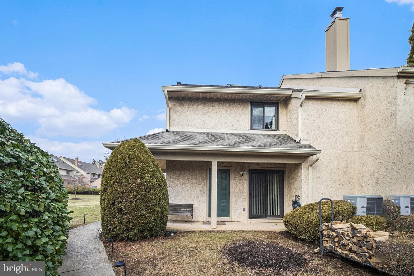 1620 Devon Court photo 2