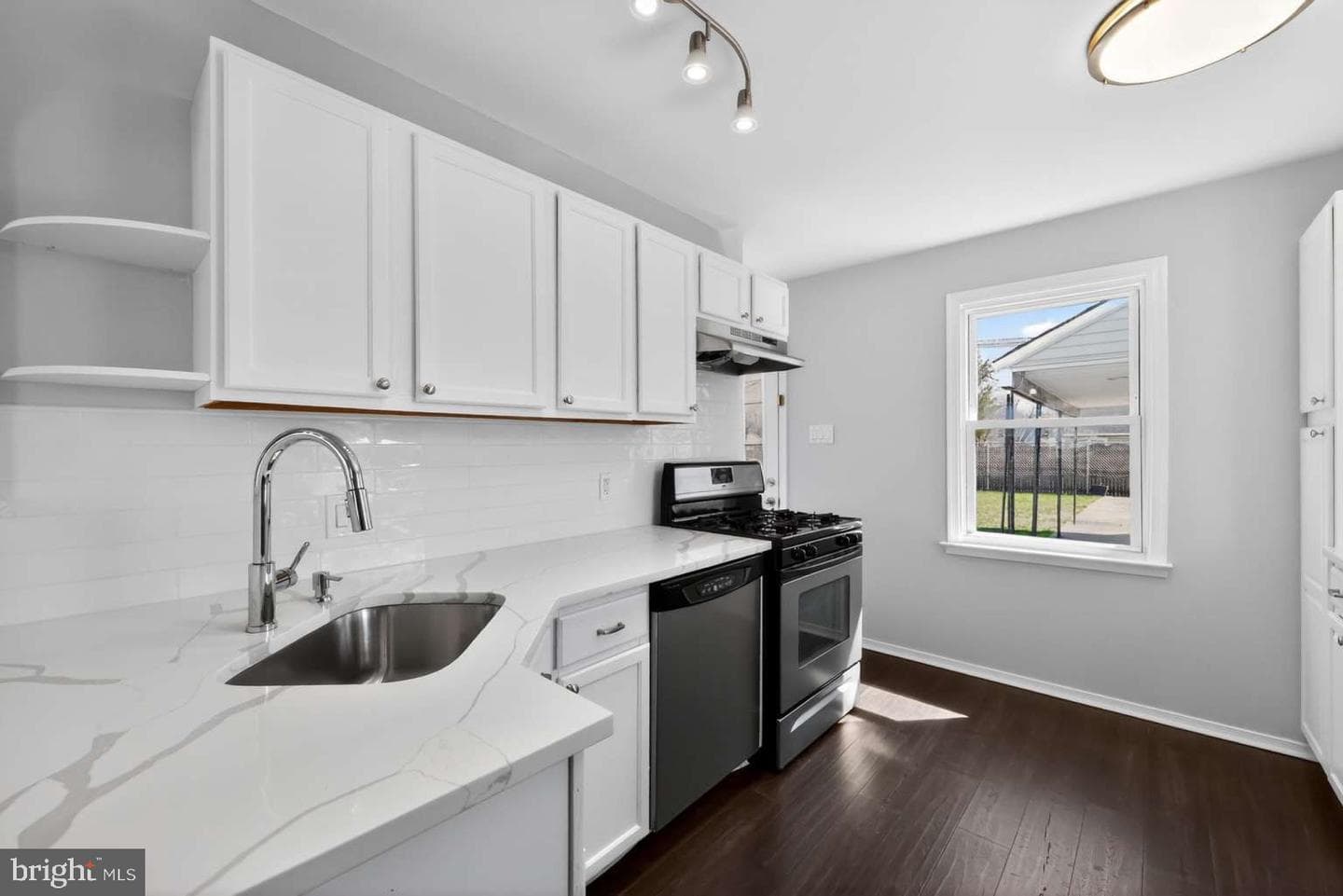 916 Stephen Avenue photo 9