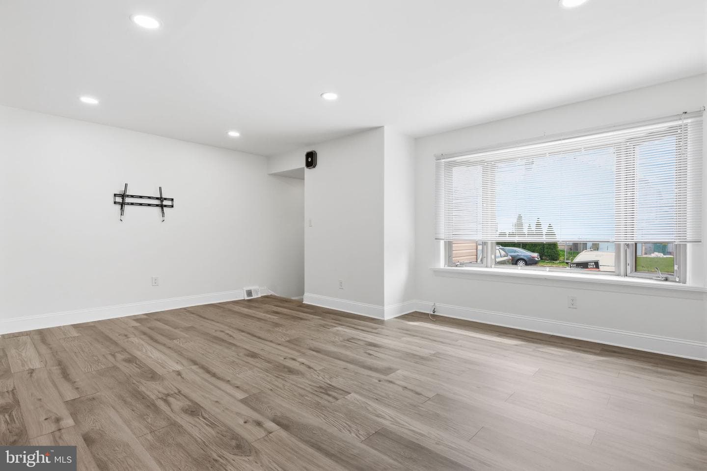 5155 Euston Court photo 9