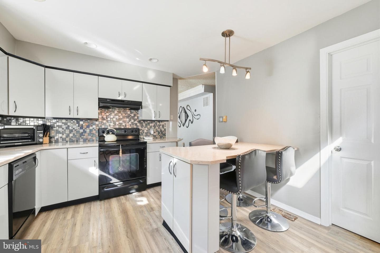 1265 Barclay Crescent photo 4