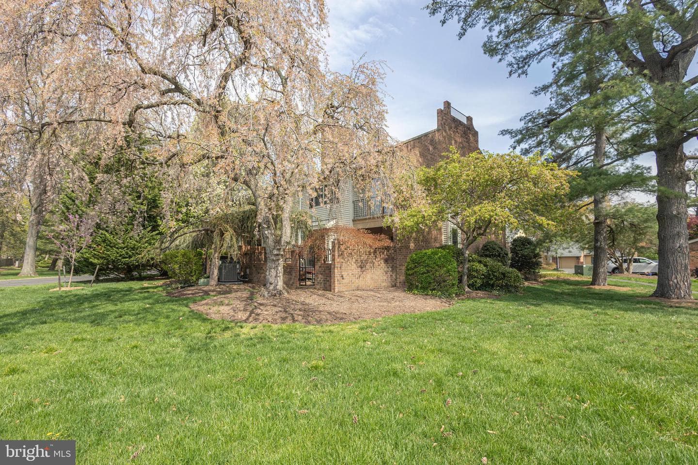 18 Sutphin Pines photo 3