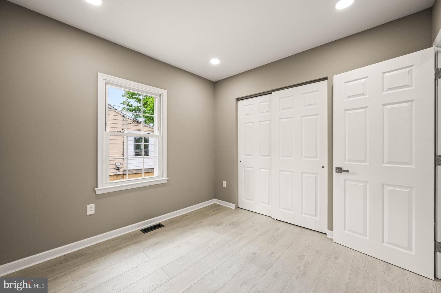 610 Princess Avenue photo 24