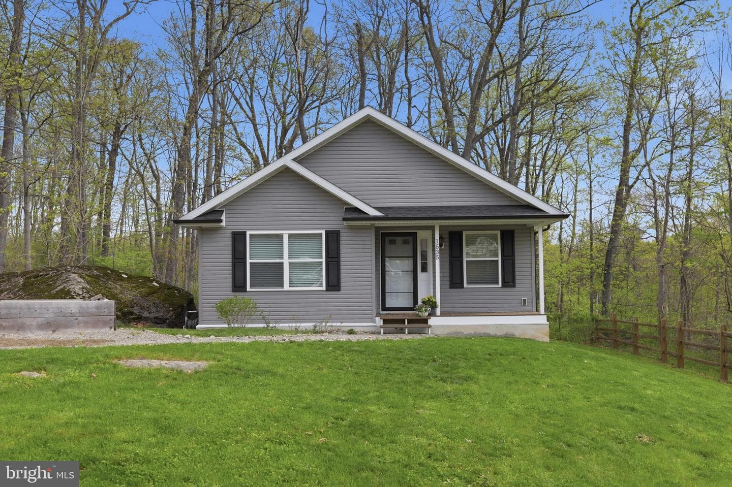 1535 Oak Lane photo 2