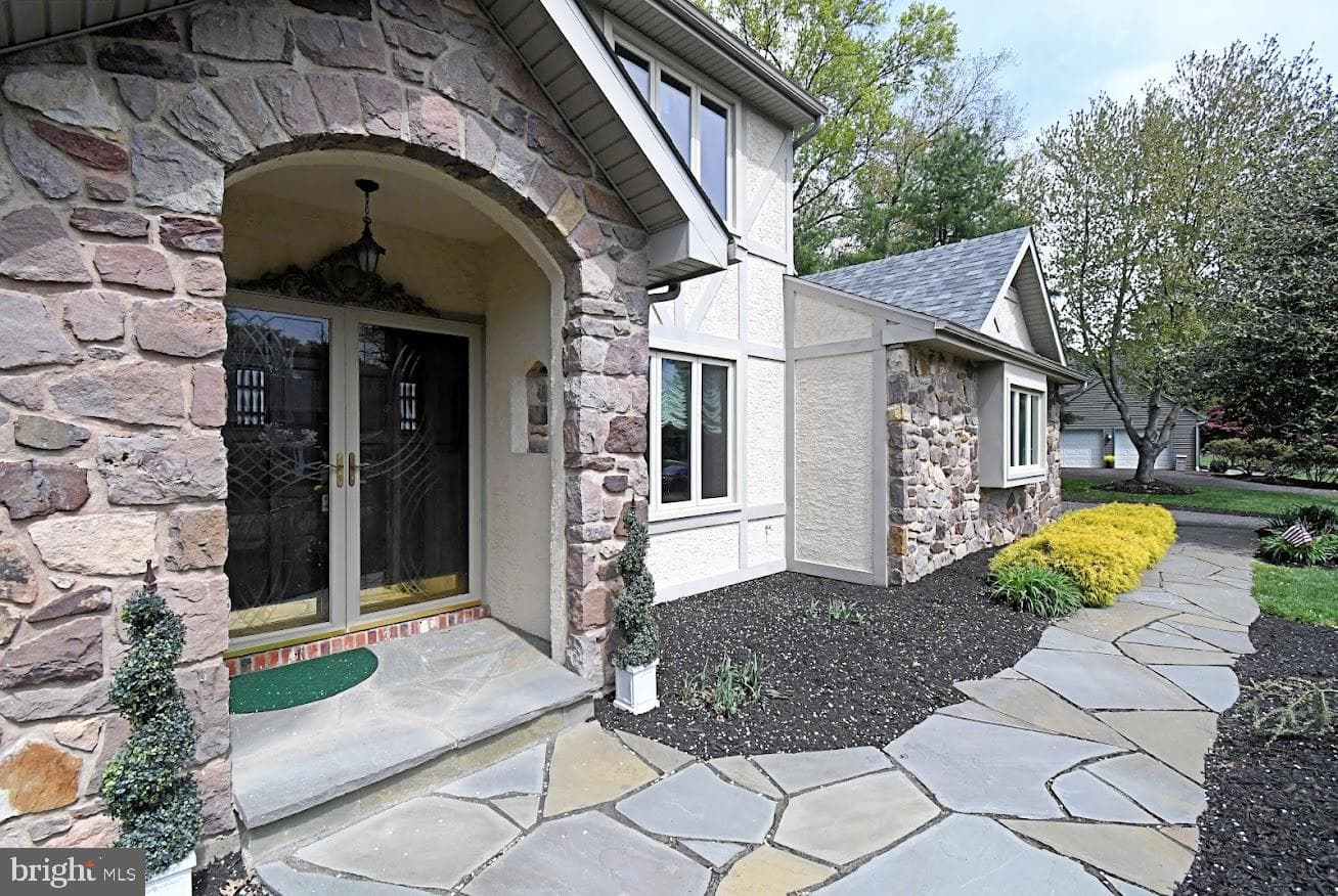 695 Friar Drive photo 6