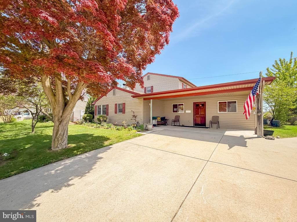 169 Crabtree Drive, Levittown