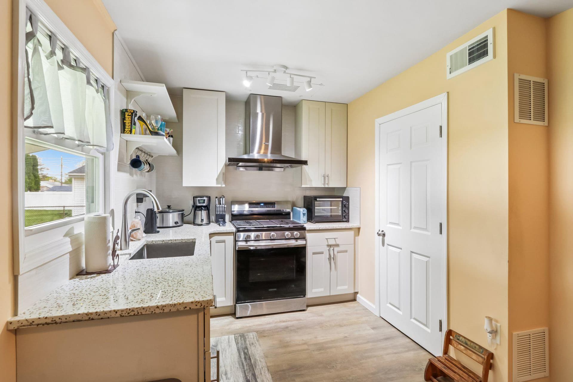 248 N Oxford Valley Road photo 17