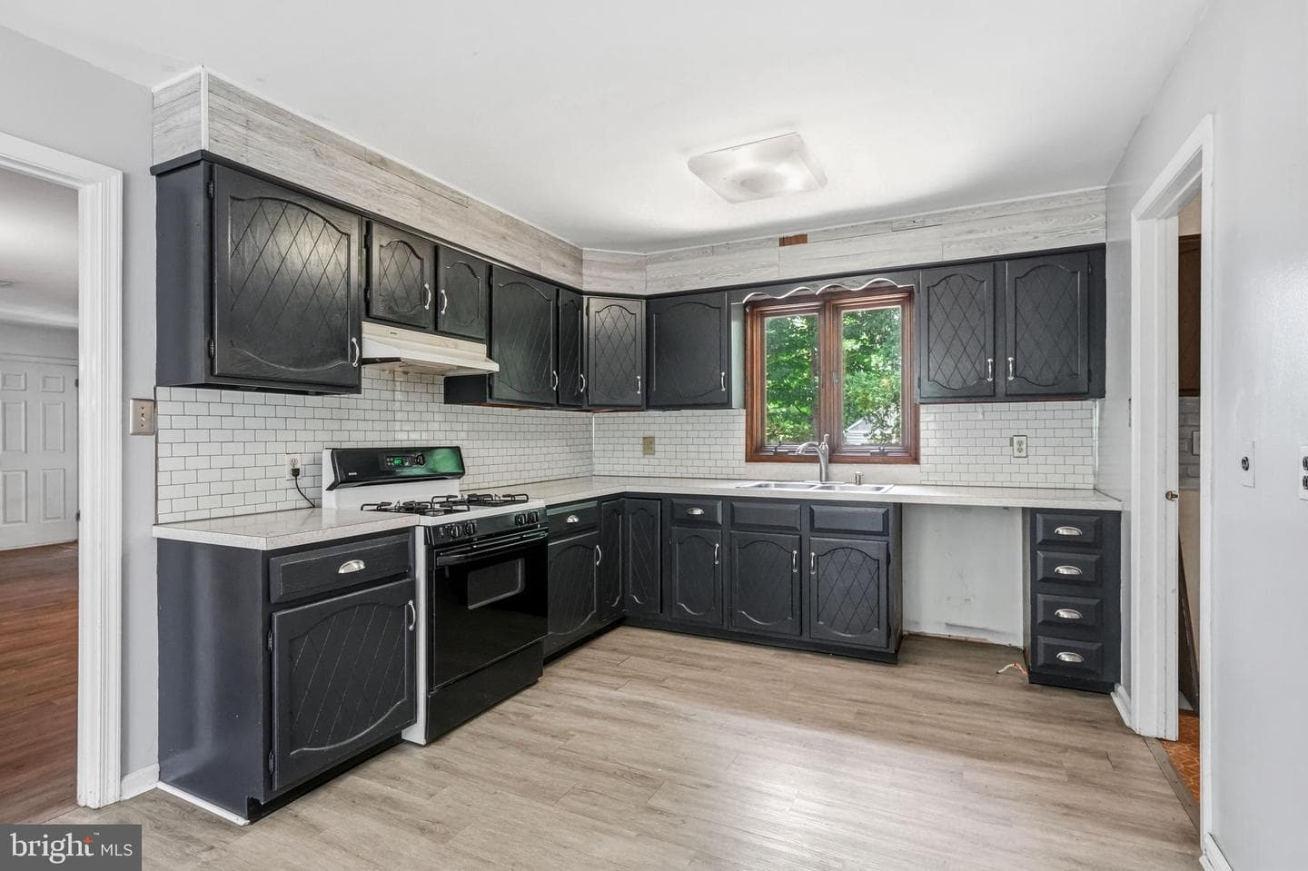 103 E Winchester Avenue photo 26