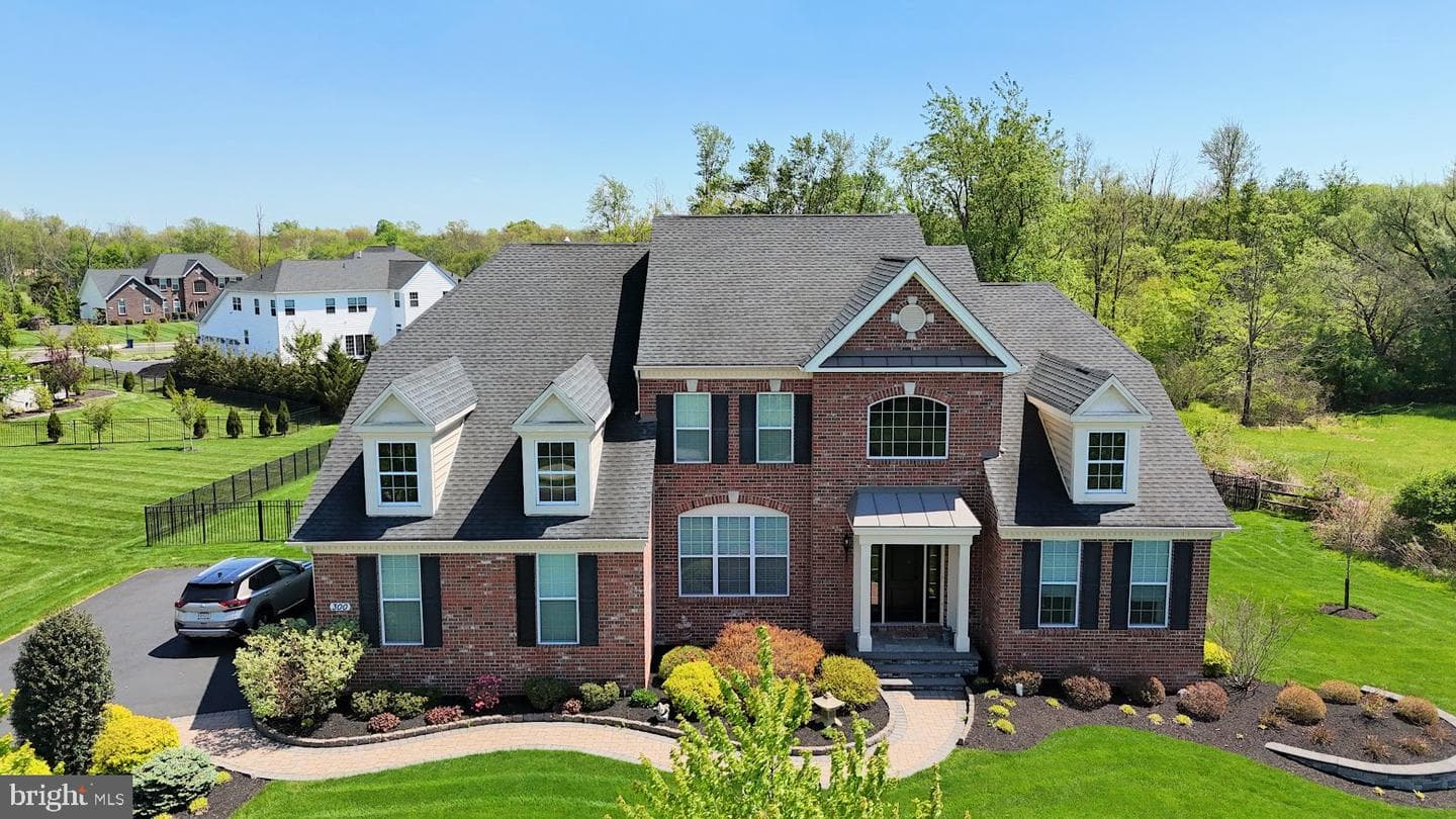 300 Rowland Lane, Line Lexington
