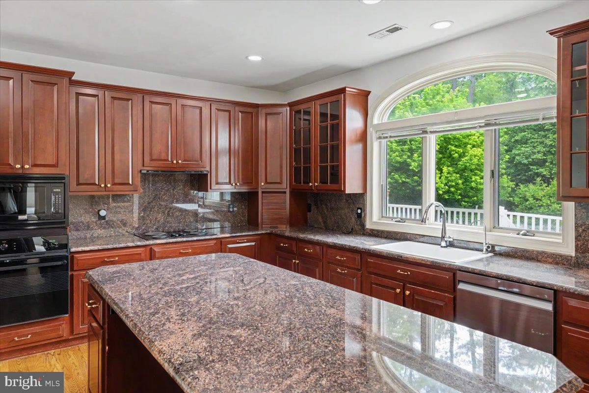 1558 River Road photo 11
