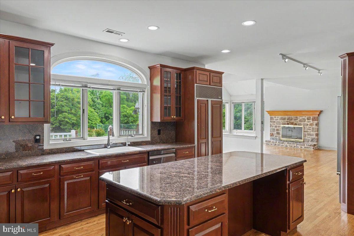 1558 River Road photo 13