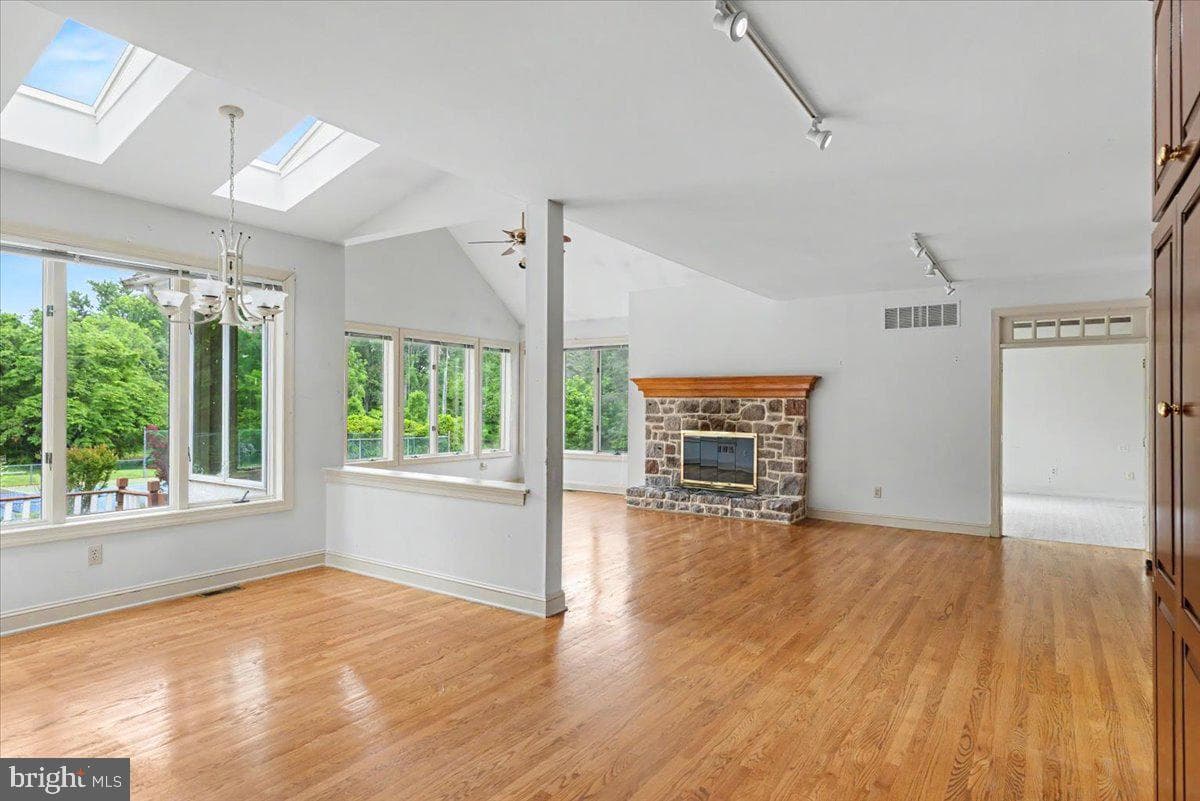 1558 River Road photo 18