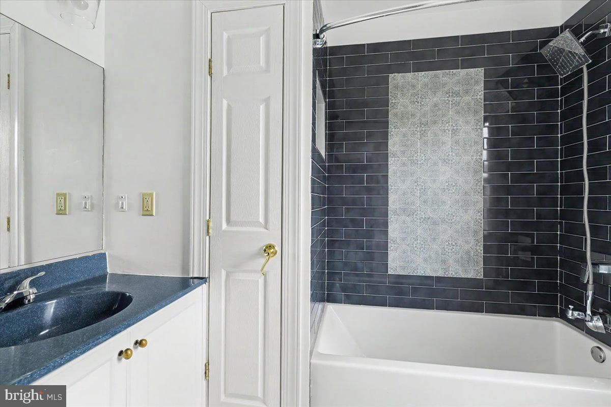 1558 River Road photo 31
