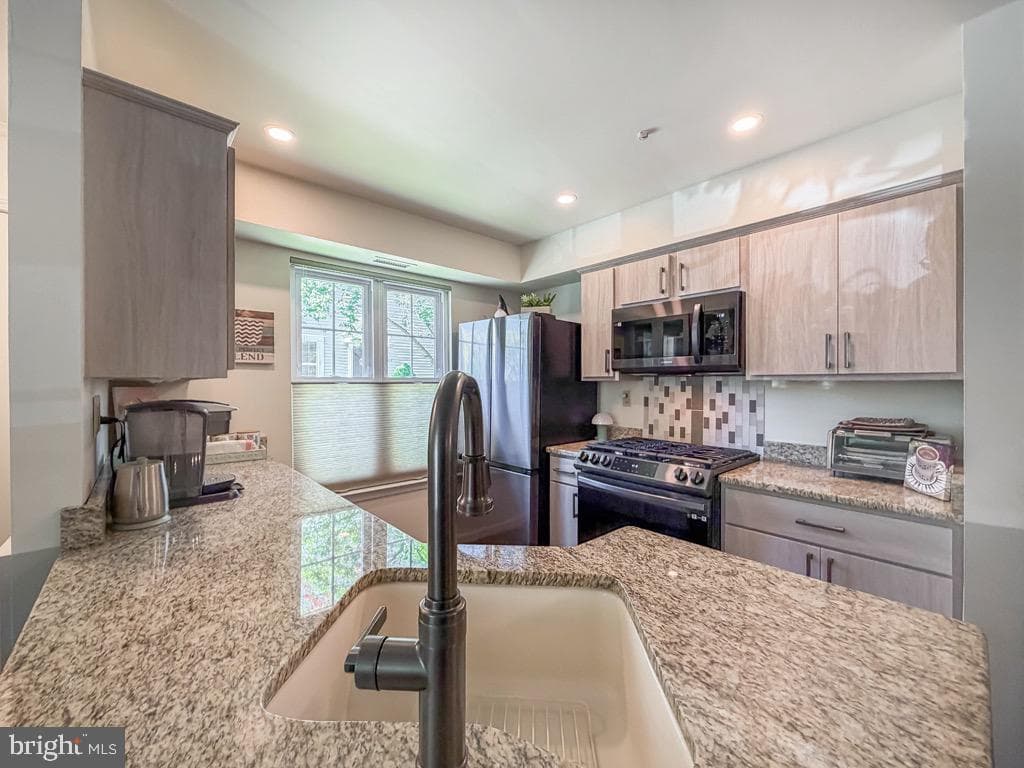 601 Society Place photo 3