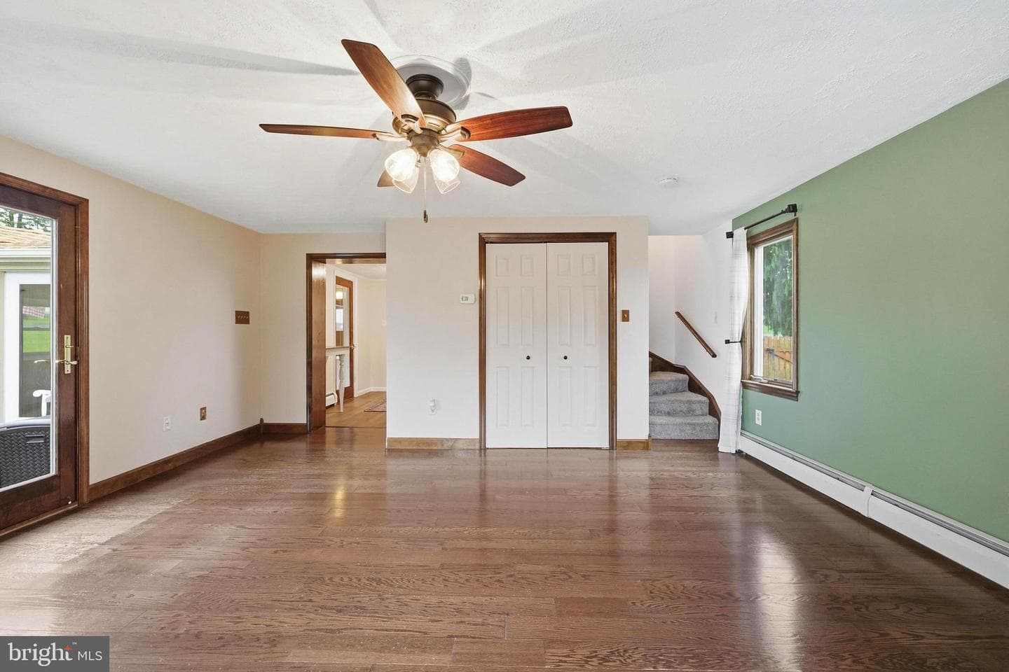 370 Maple Avenue photo 10