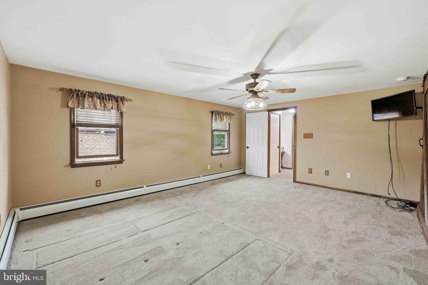 370 Maple Avenue photo 24