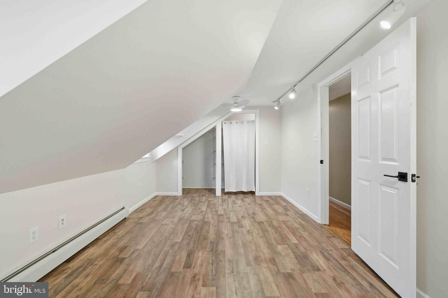 370 Maple Avenue photo 28