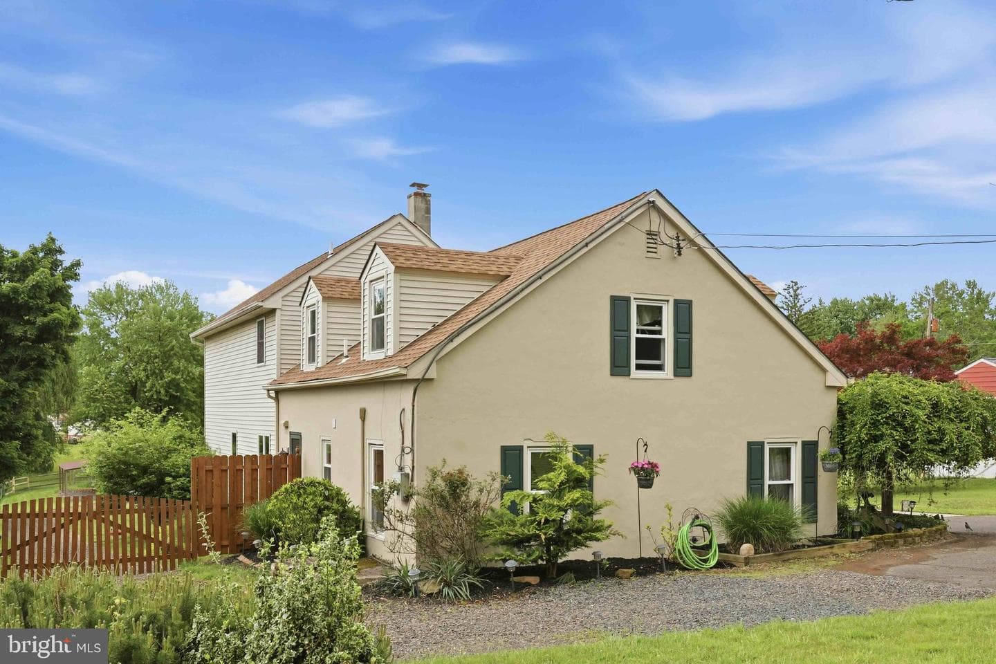 370 Maple Avenue photo 4