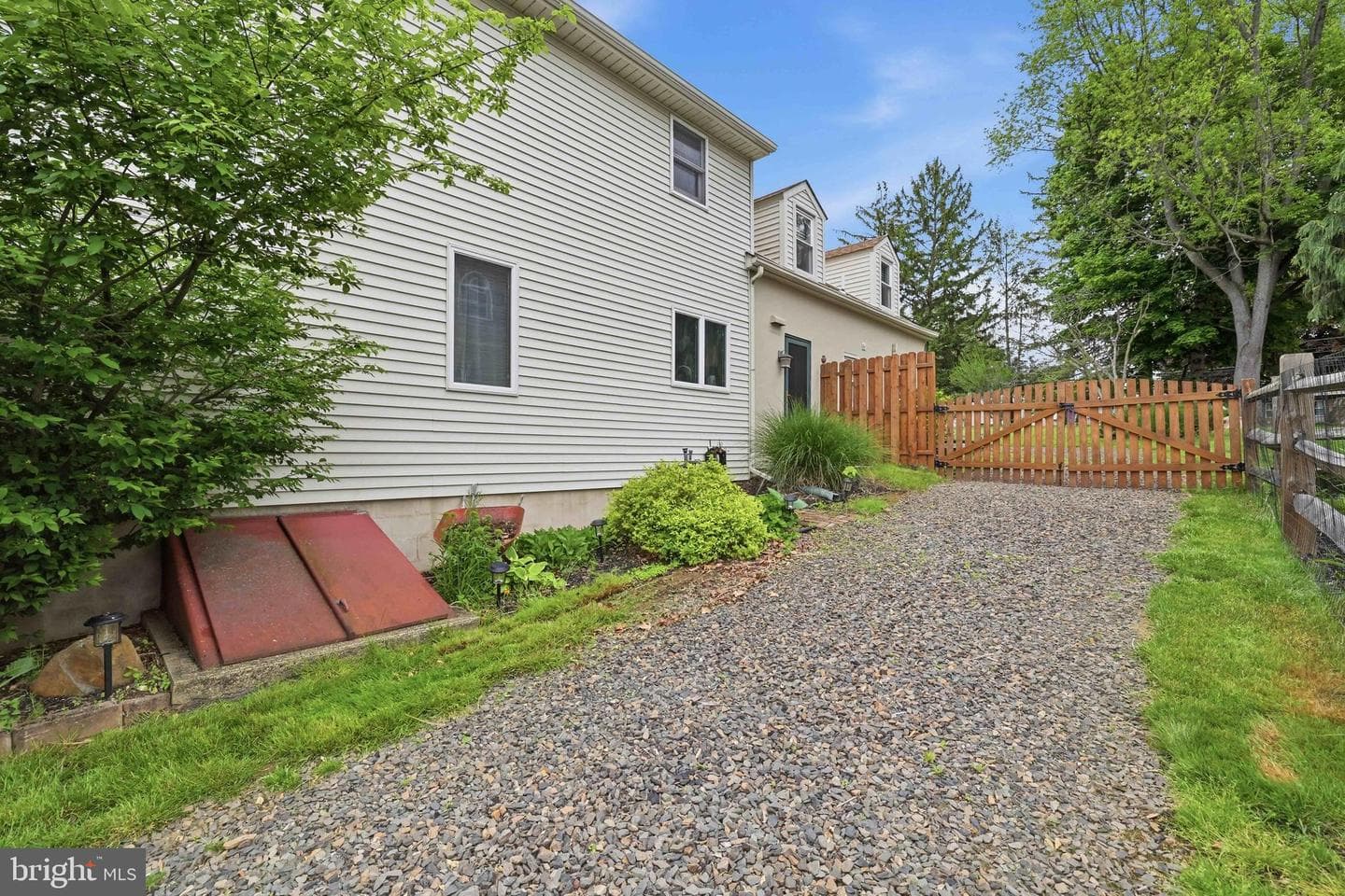 370 Maple Avenue photo 5