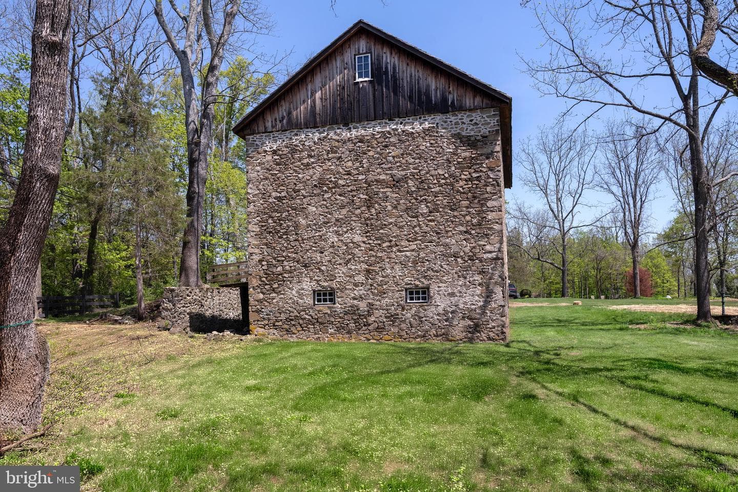 6324 Pidcock Creek Road photo 22
