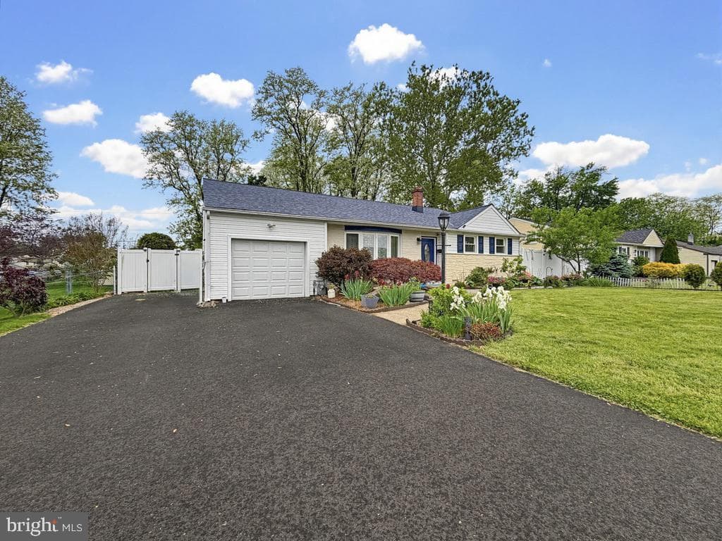254 Allen Lane photo 4