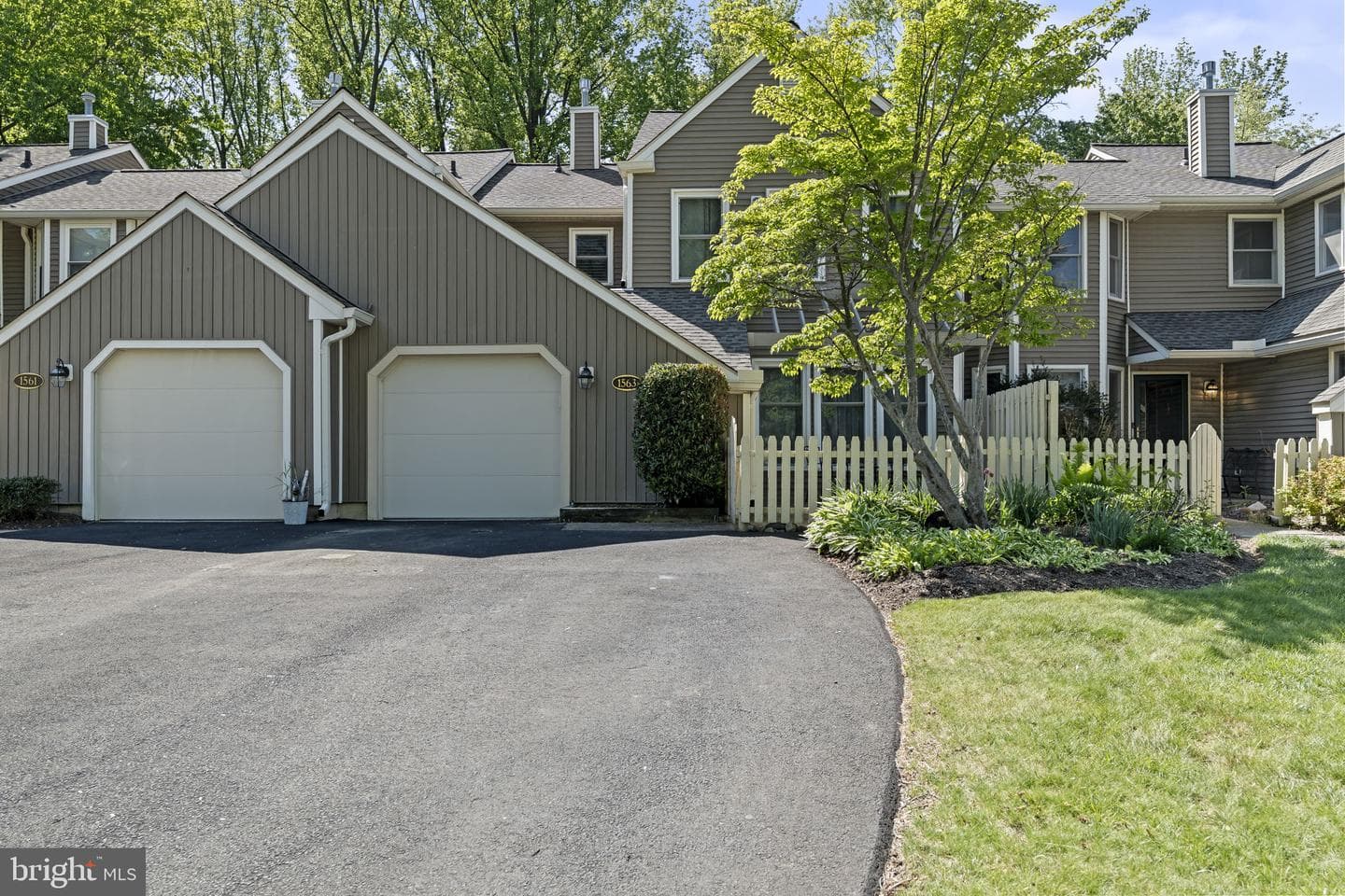 1563 Applewood Circle photo 2