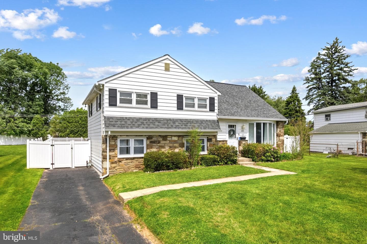 282 Henry Avenue photo 2