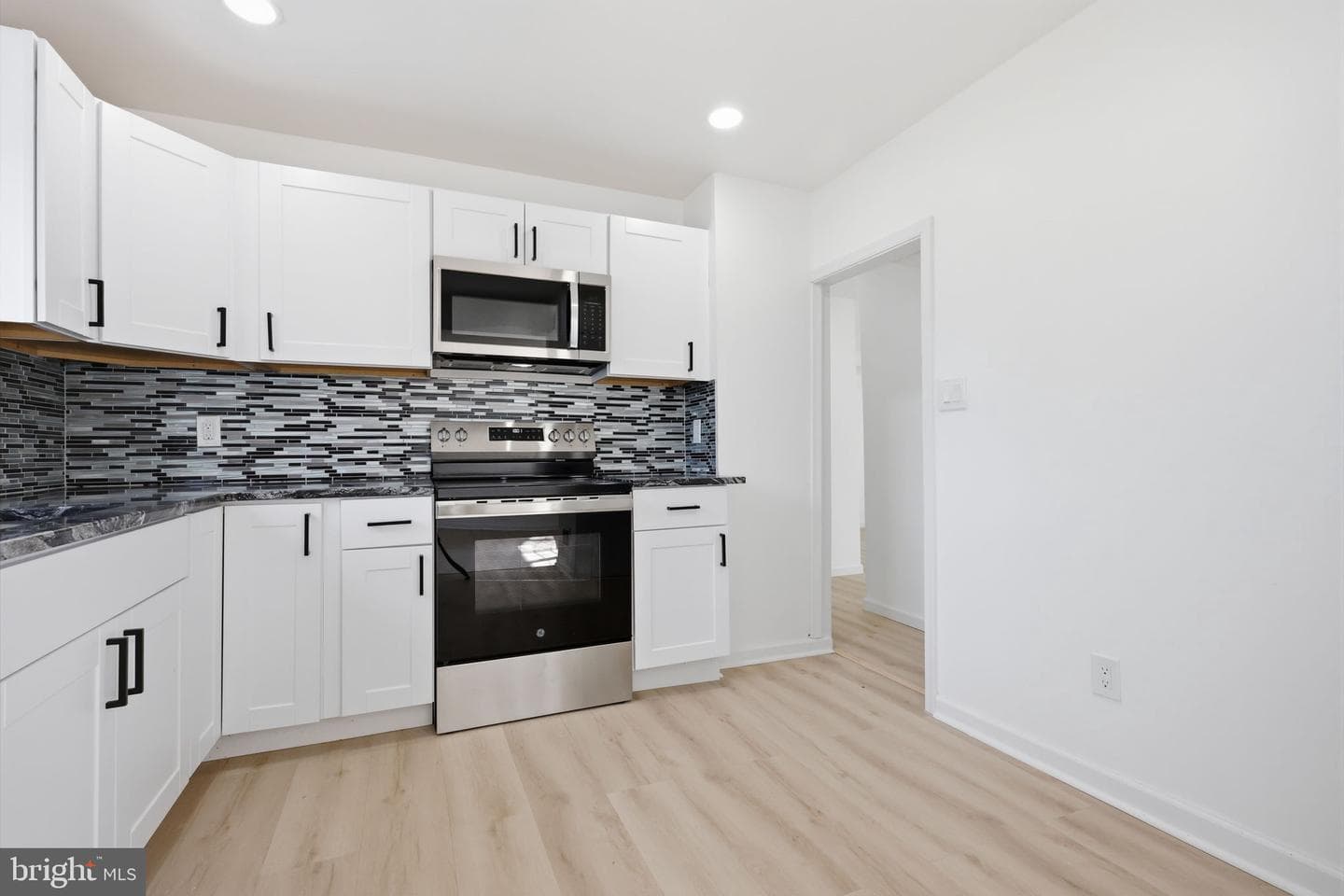 526 Cambria Ave photo 10