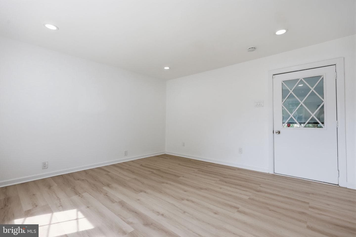 526 Cambria Ave photo 15