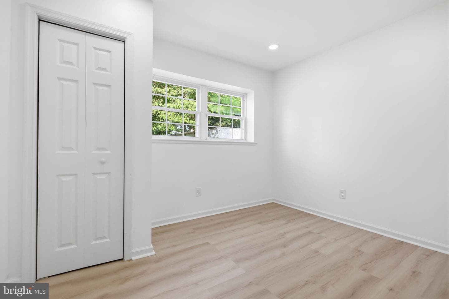 526 Cambria Ave photo 16